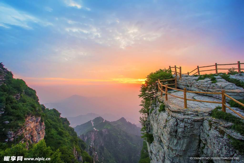 夕阳下的山峰