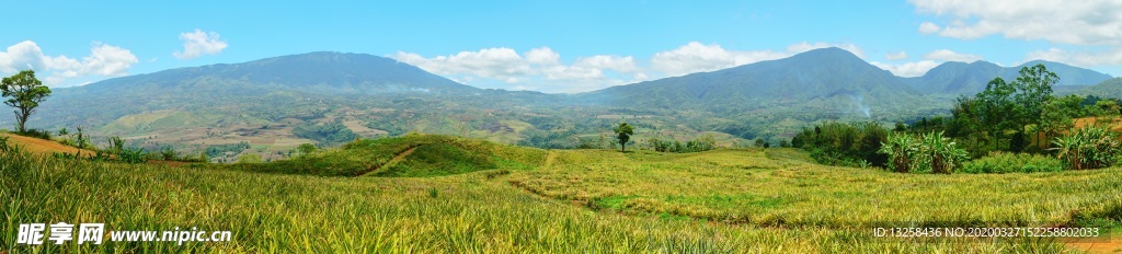 群山草地天空云彩风景
