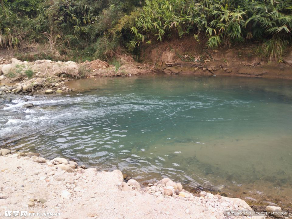 清澈湖面