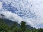 天空与山