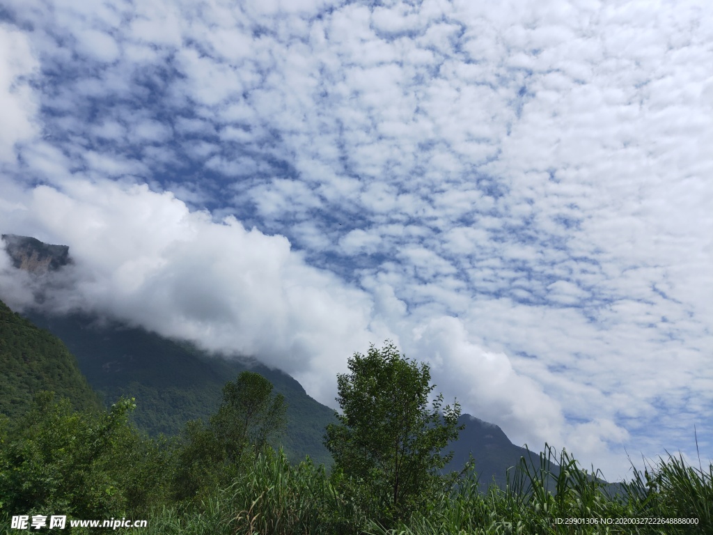 天空与山