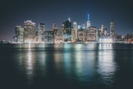 夜晚水边建筑