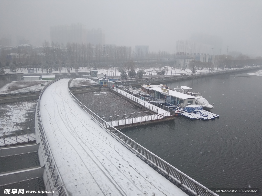 雪中的步行桥