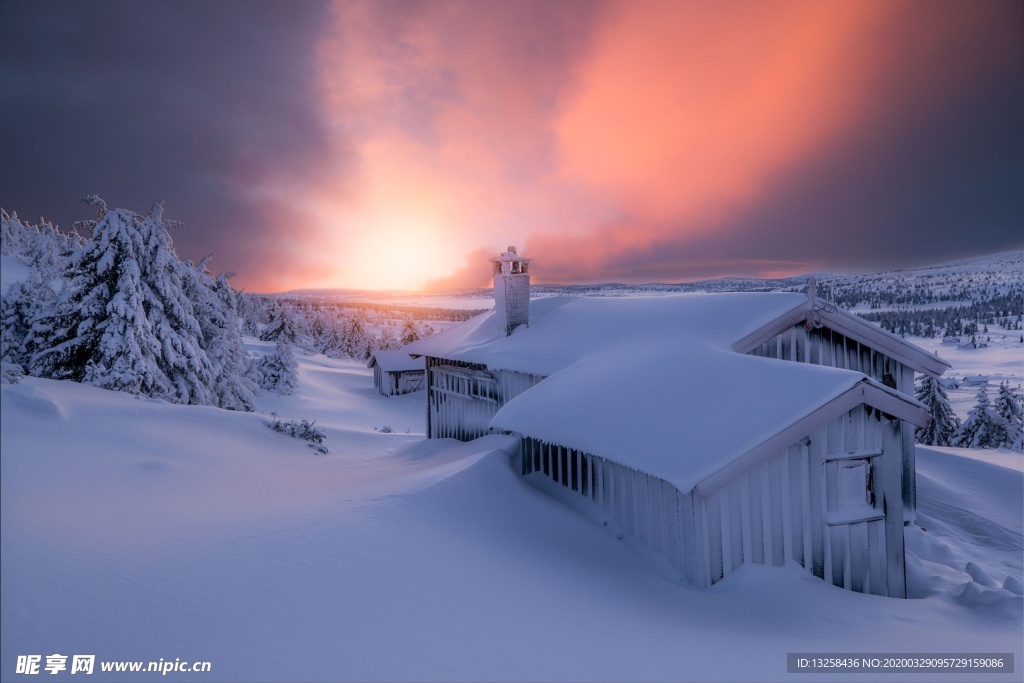 大雪木屋天空风景松树