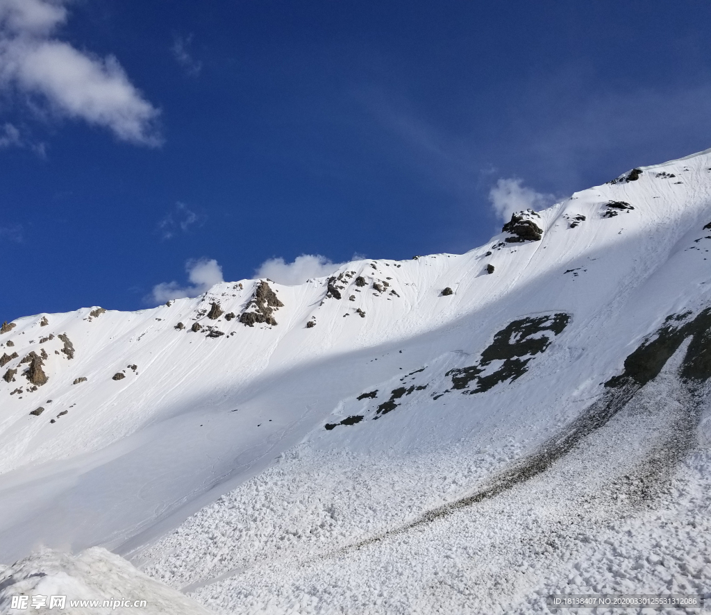 蓝天白云雪山