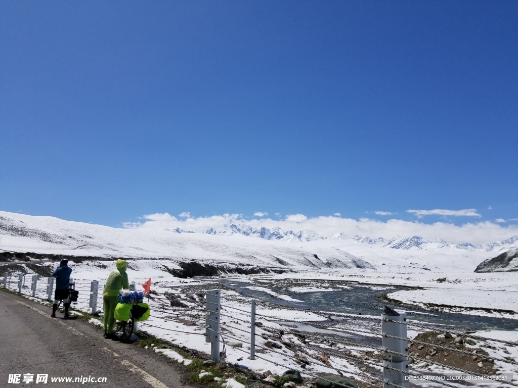 蓝天白云  雪山公路