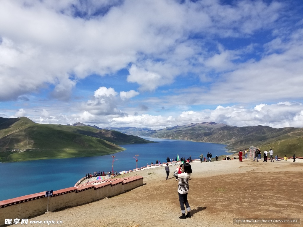 蓝天白云  清流湖水