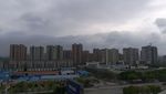 乌云笼罩下的城市