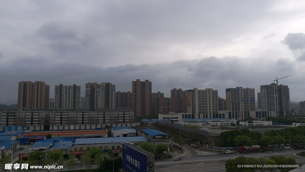 乌云笼罩下的城市