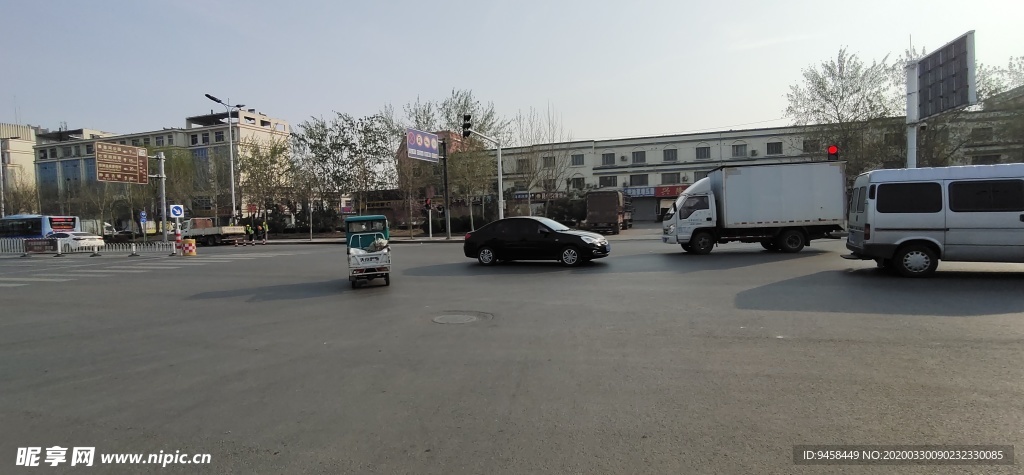 闯红灯的电三轮