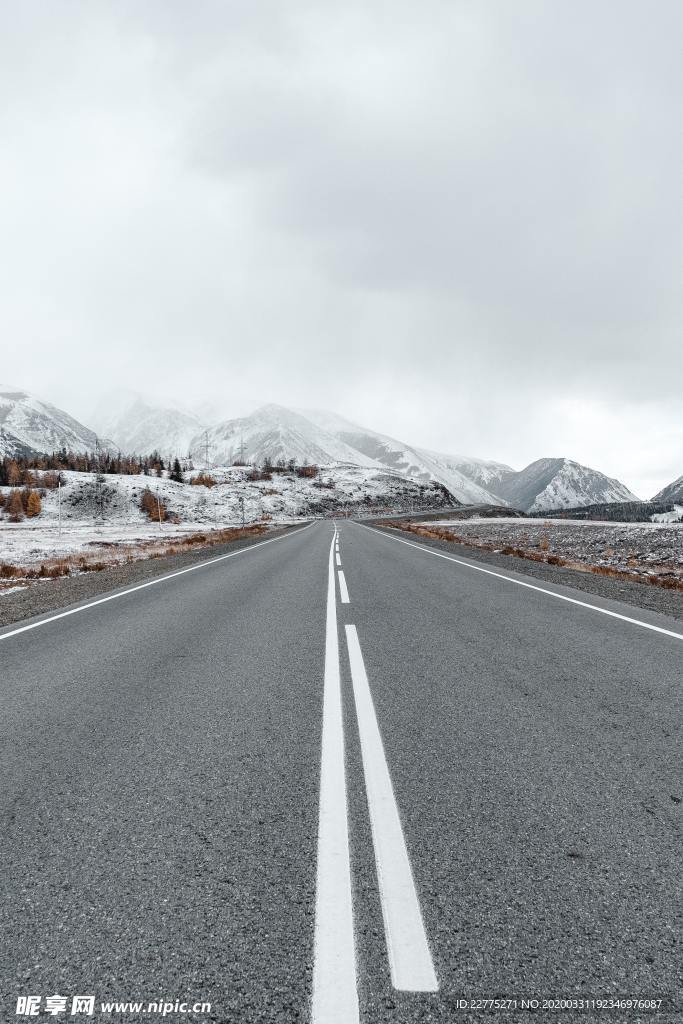 高原雪山上的高速路透视