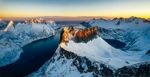 峡谷雪山