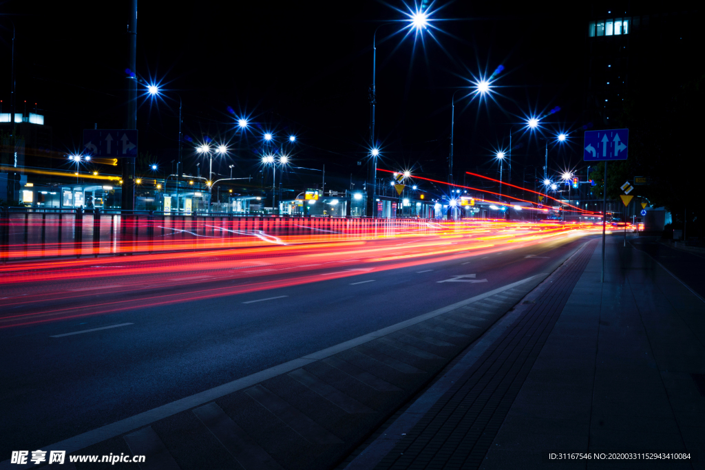 夜晚灯光道路