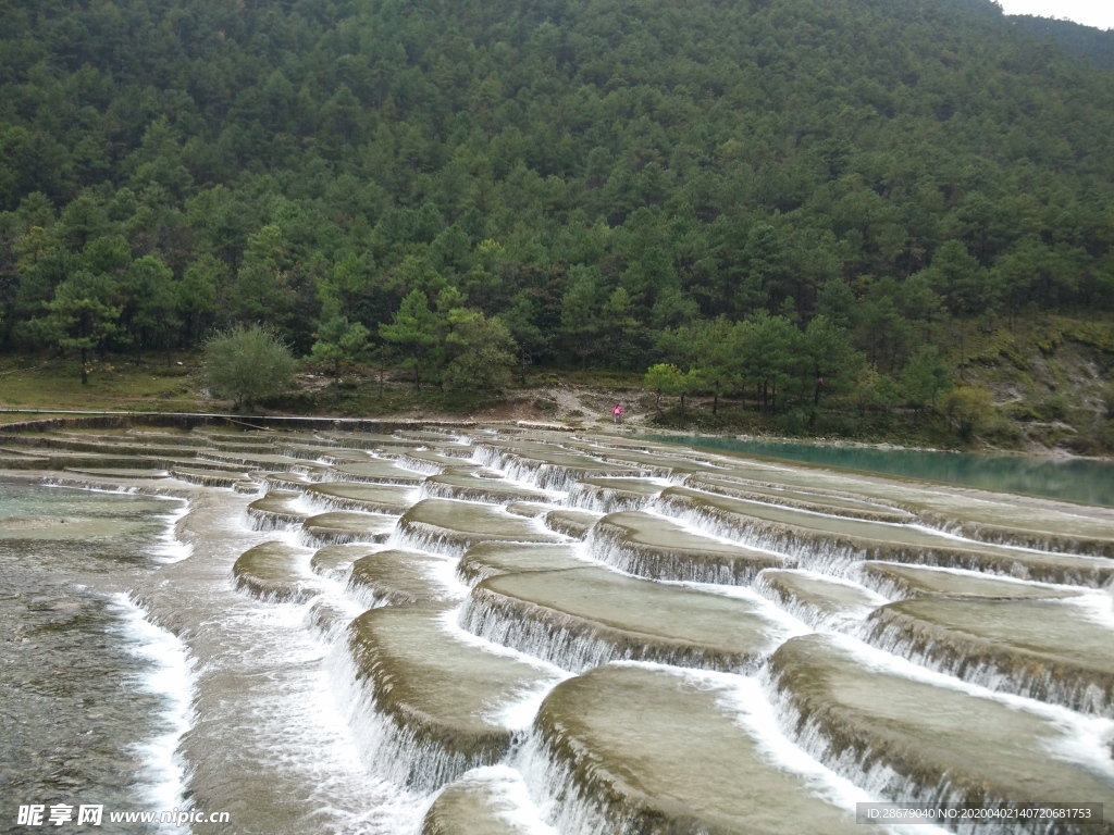 流水梯田 蓝月湖