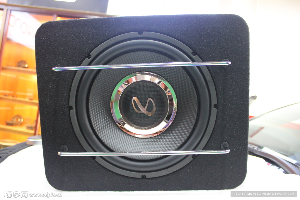 汽车加装音响扬声器低音喇叭实图