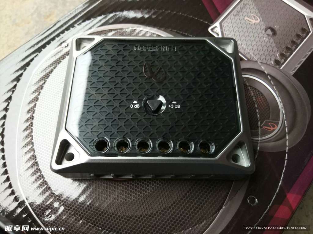 汽车加装音响扬声器低音喇叭外观