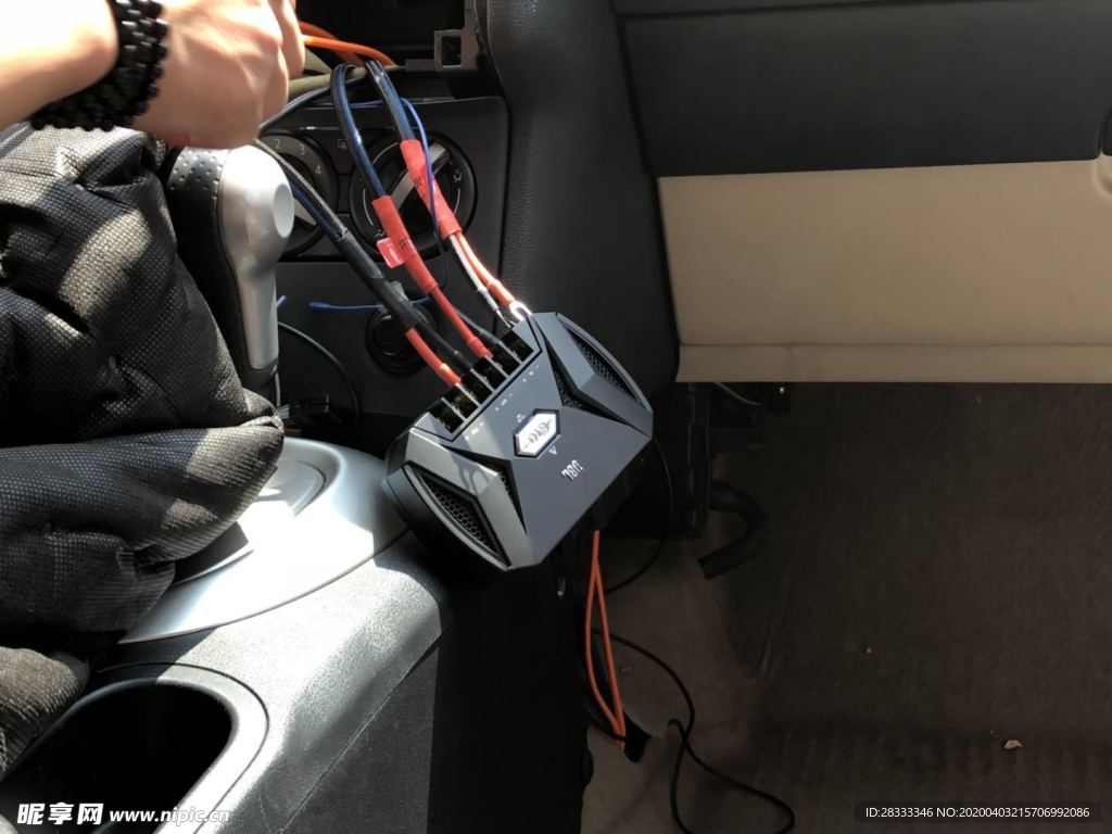 汽车加装音响扬声器低音喇叭安装