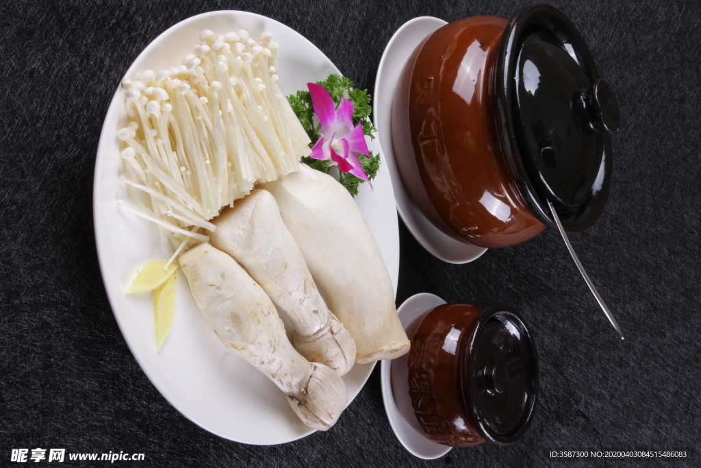 野生菌煲汤