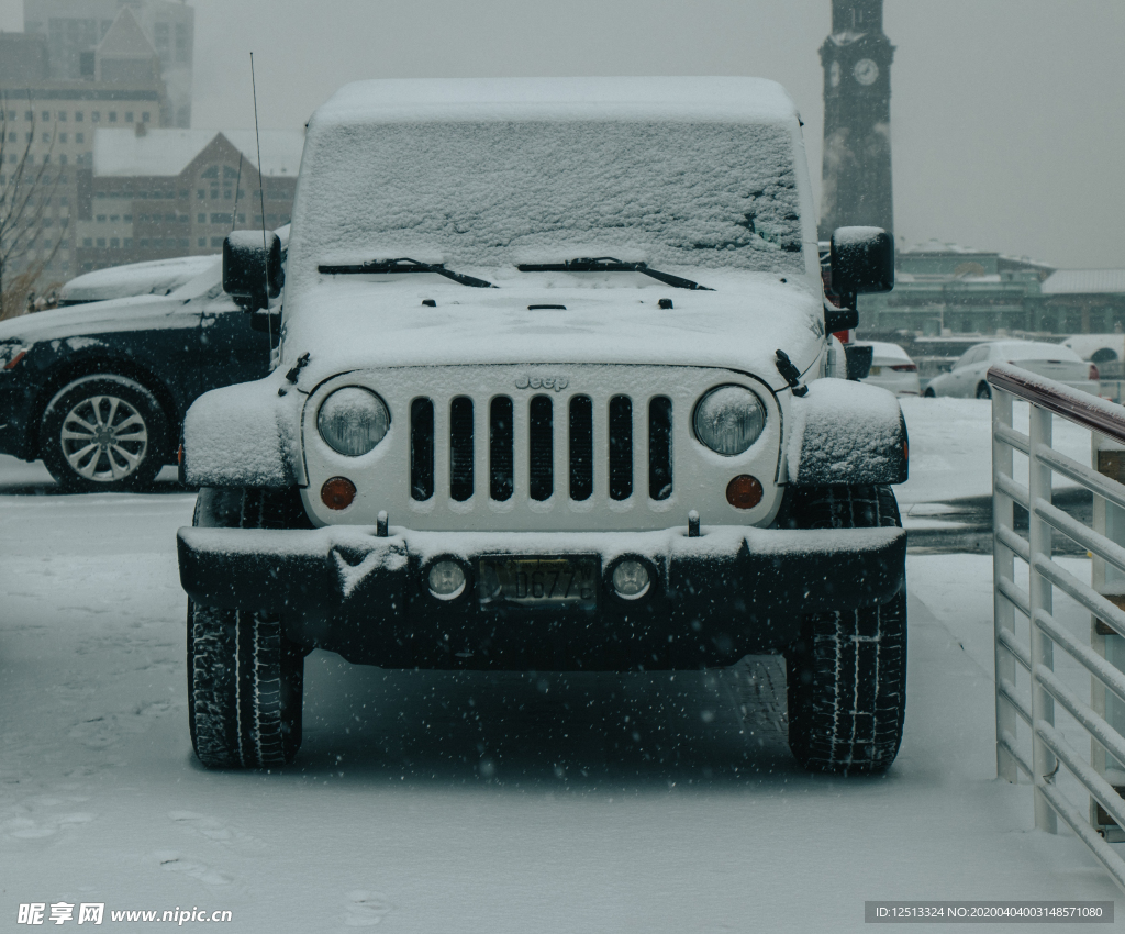 雪中的车