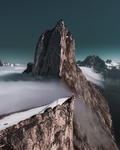 云顶之上的山峰