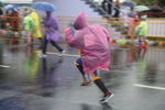 雨中奔跑少年