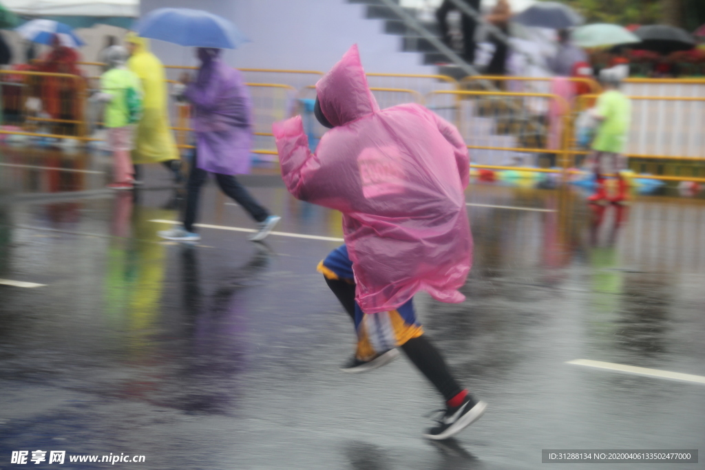 雨中奔跑少年