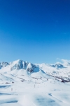 高清蓝天下的雪山