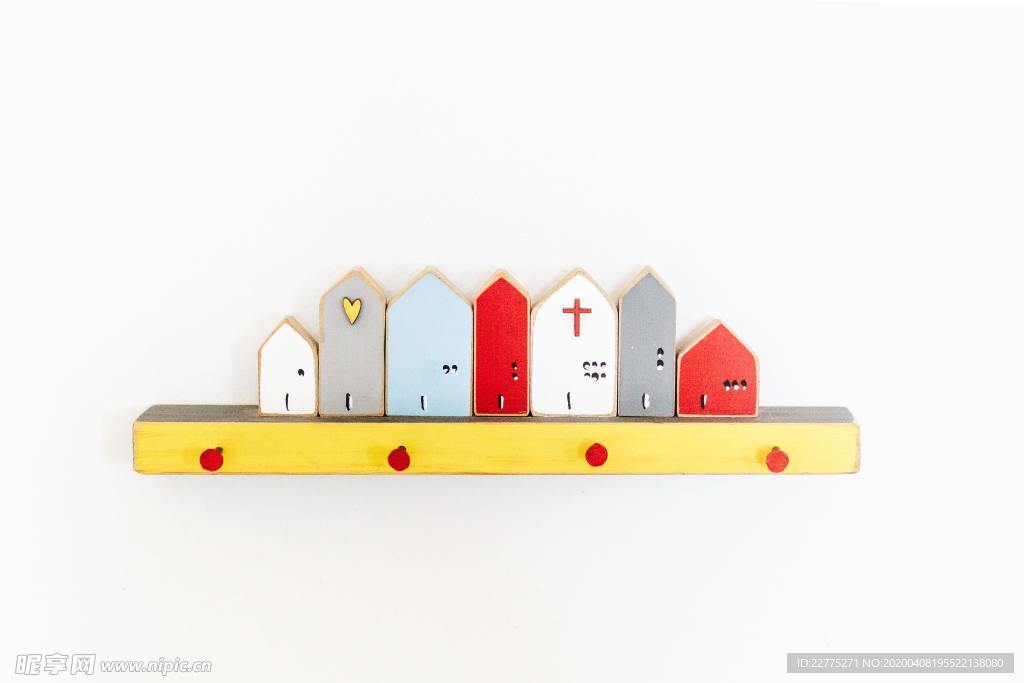 墙壁上的小房子