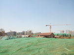 绿网覆盖的建筑工地