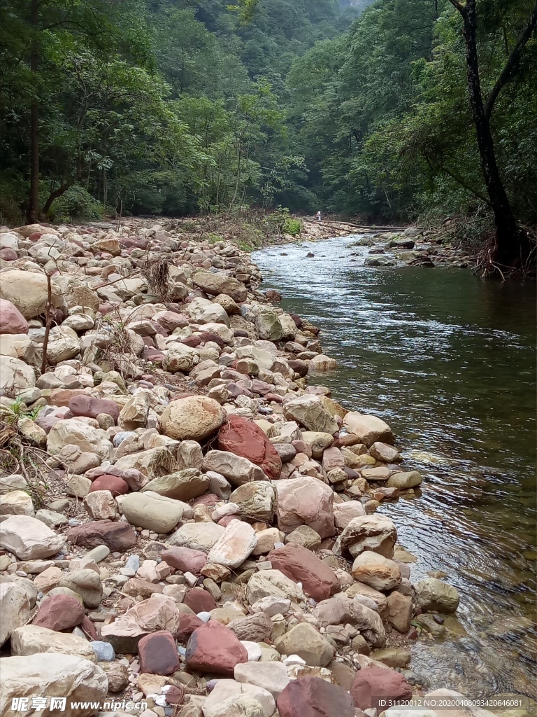 山间石滩溪流