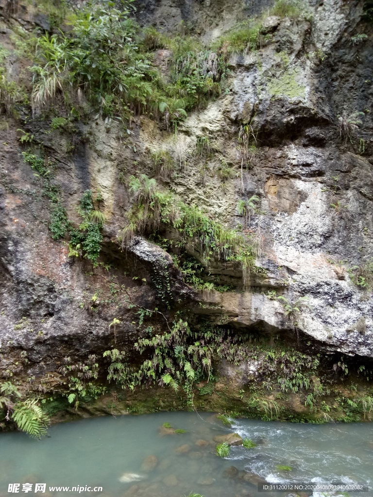 石壁流水