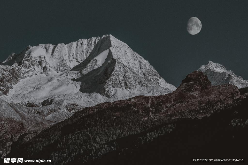 雪山夜晚月亮