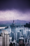 暴风雨前的城市建筑