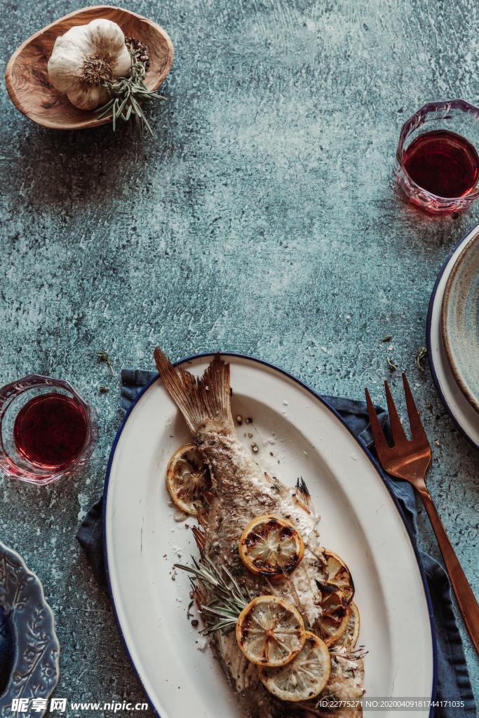 烤鱼与蒜头