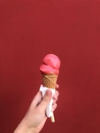 红色背景手中的冰淇淋