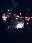 夜晚玻璃上的水滴