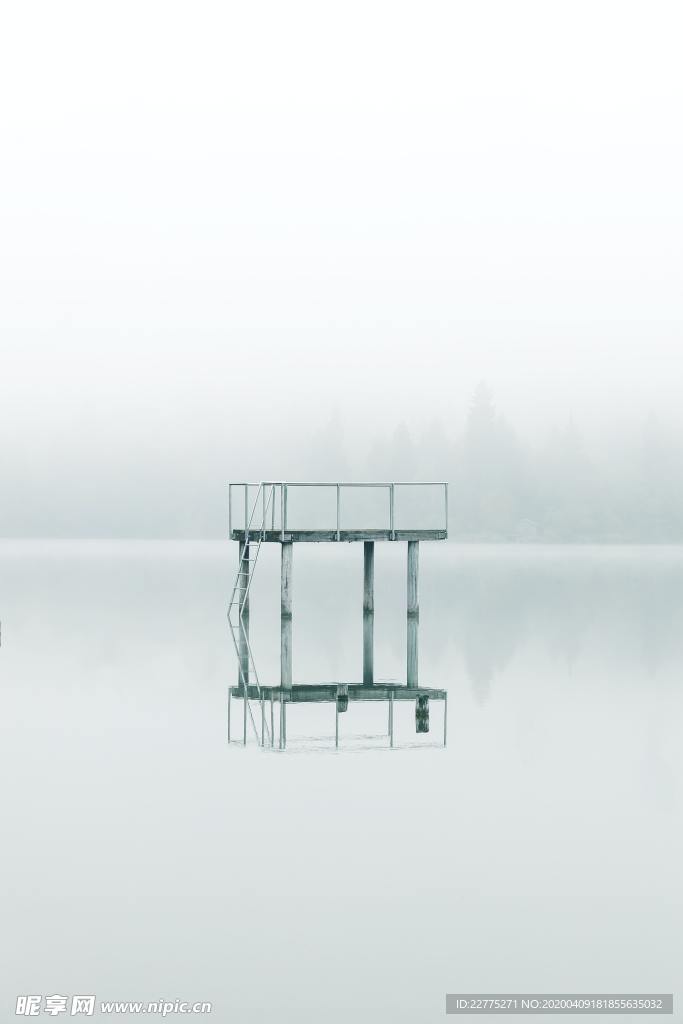 湖水中的柱台