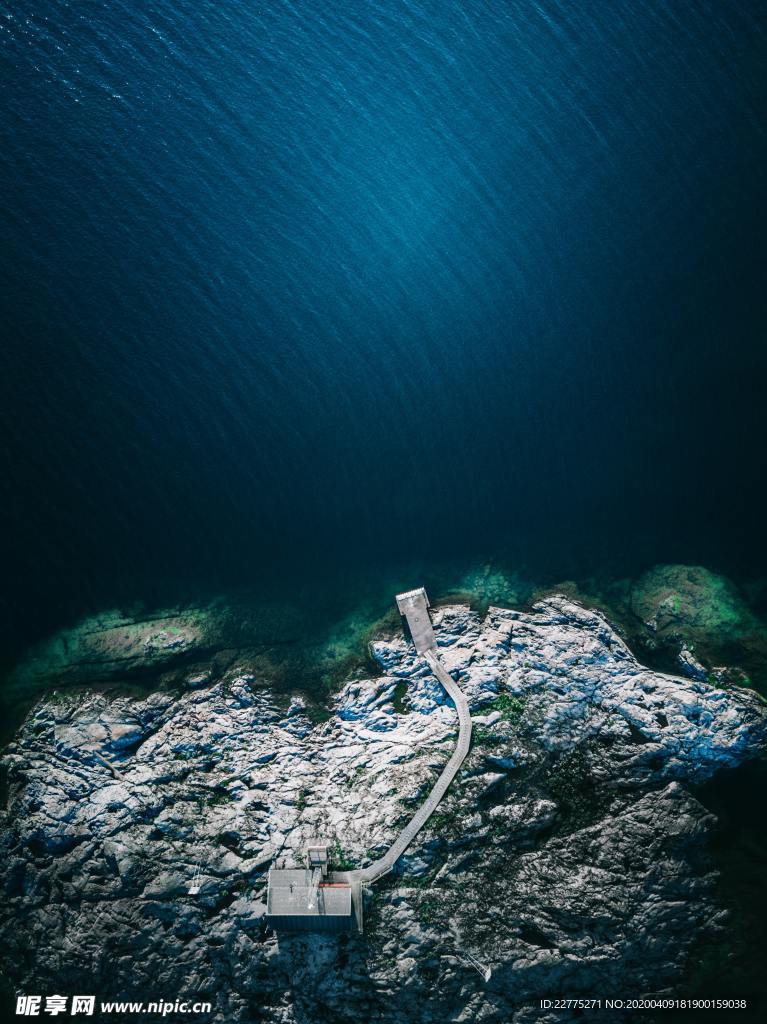 深蓝色海水