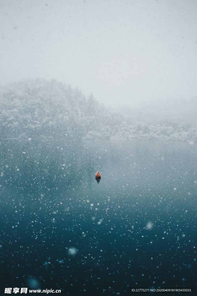 飘雪的冬天湖面