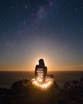 夜晚峭壁上的灯光