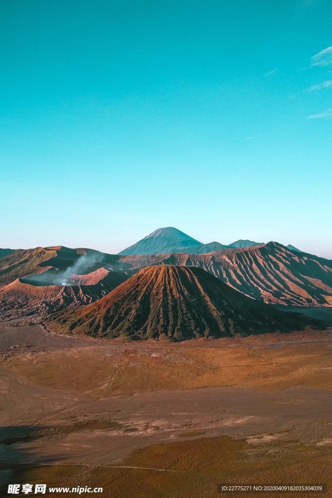 蓝天下的山川
