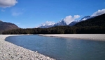 雪山与河