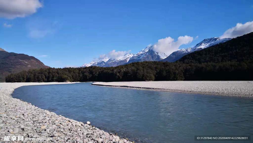 雪山与河