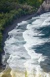 海岸边海浪冲刷