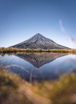 湖面倒影一座山