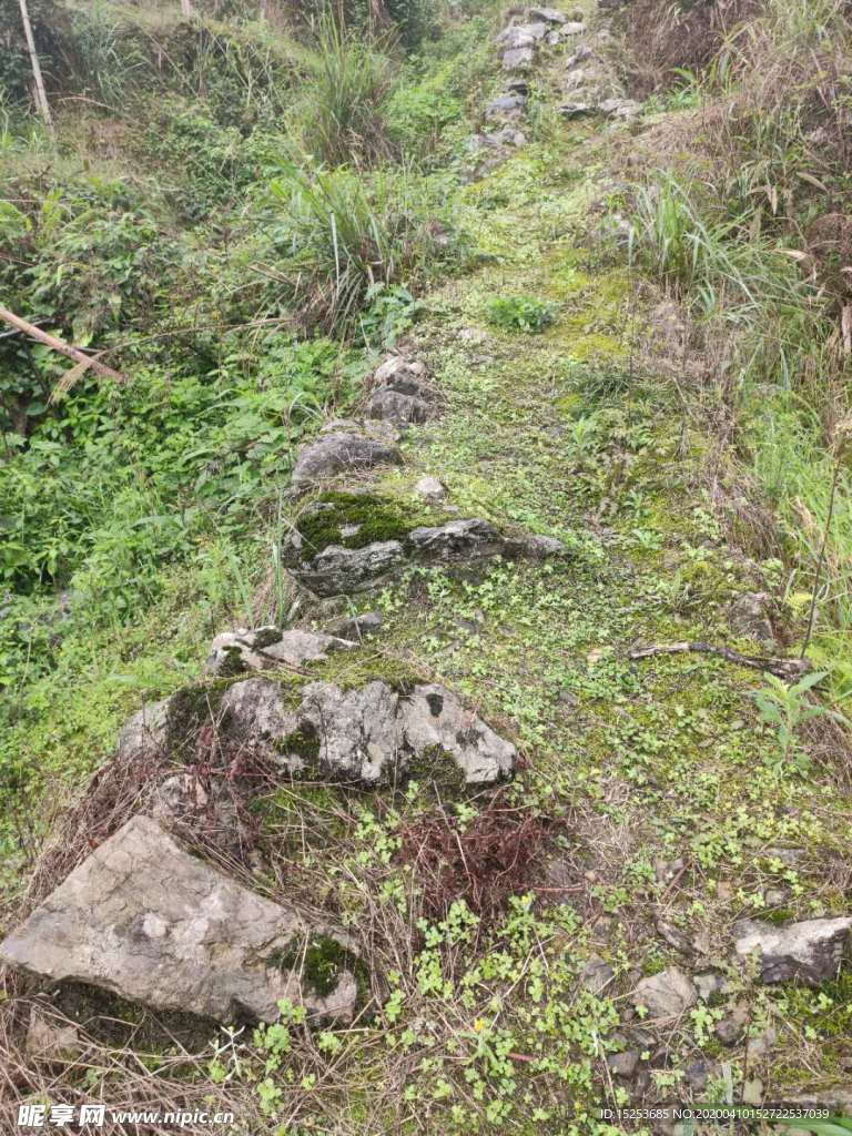 石头山路