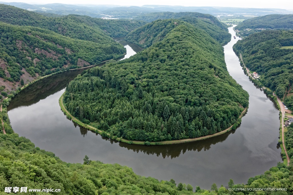 山峦森林河流