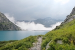 山脉湖泊云雾