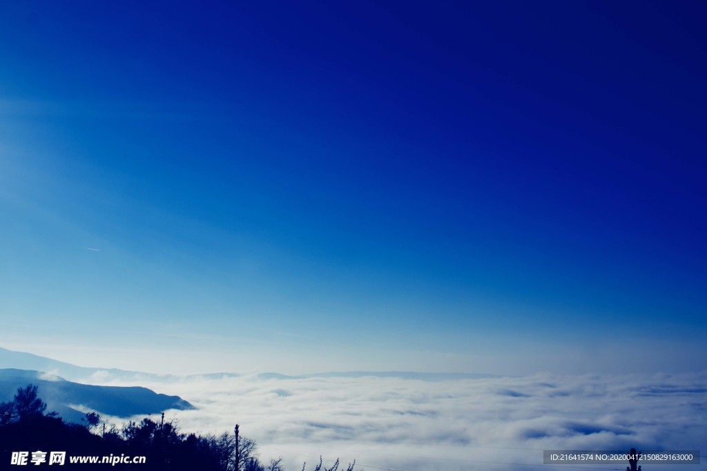 湛蓝天空云海山峦风光