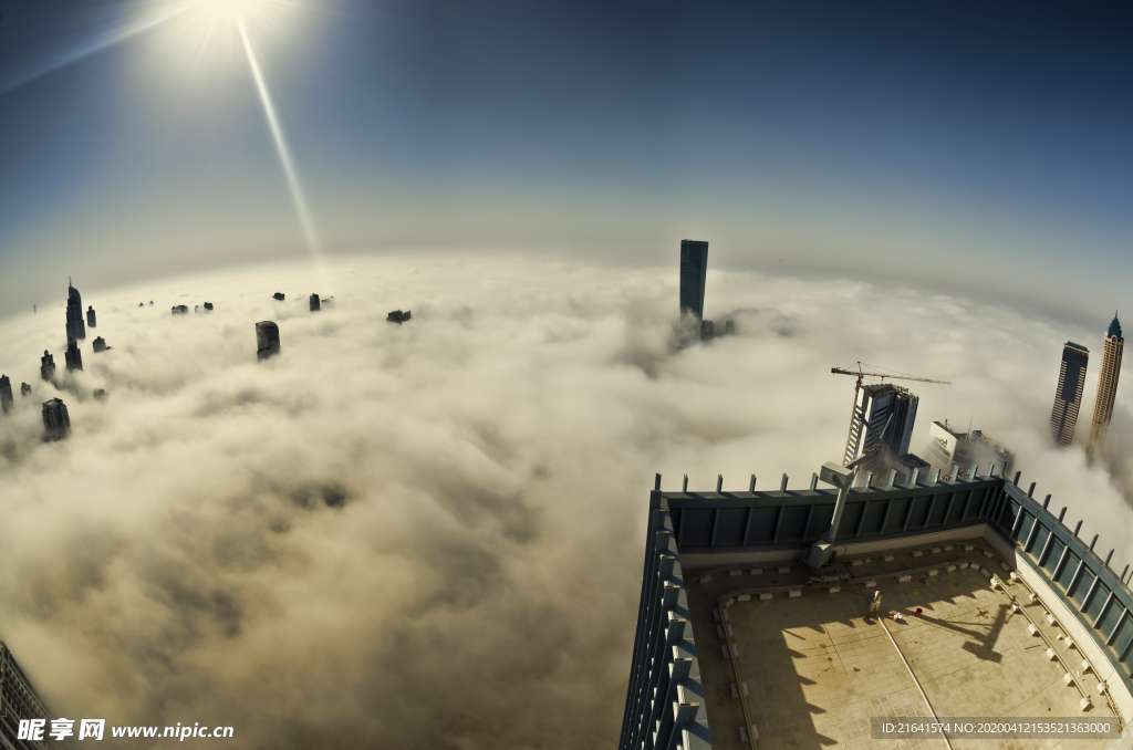 鸟瞰视角云雾中的城市建筑